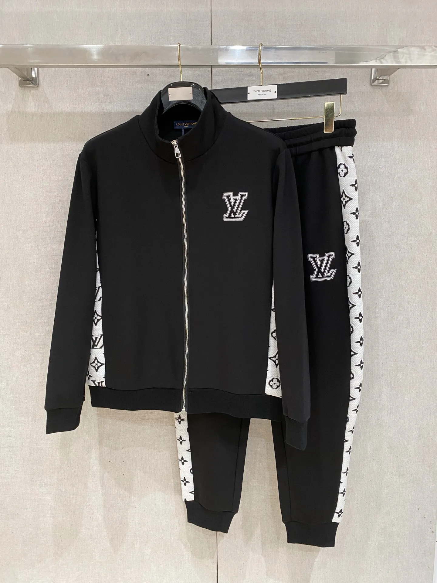 🅿️720 LV hot-selling suit is coming. Focus on the original version of the official website. 2025 new hot-selling cardigan suit. The original order is the best. 🇭🇰The meticulous work of top designers. It has a fitting and perfect upper body effect. All-natural high-quality Tencel Roman cotton 100%, close-fitting comfort, noble and elegant! Original hardware embodies elegance and nobility! Counter size: M-3XL (maximum wear up to 190 pounds)